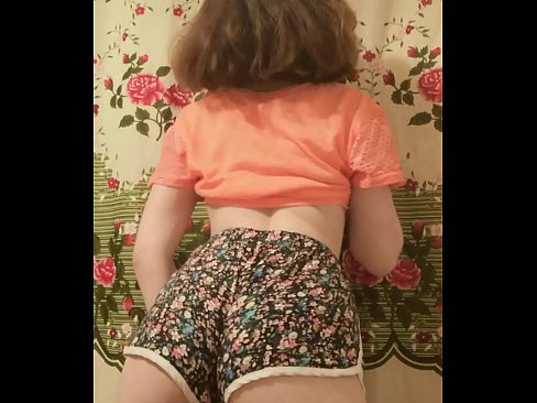 ❤️ セクシーな若いベイブがカメラでショーツを脱ぐ ❌ ポルノfb ❌️